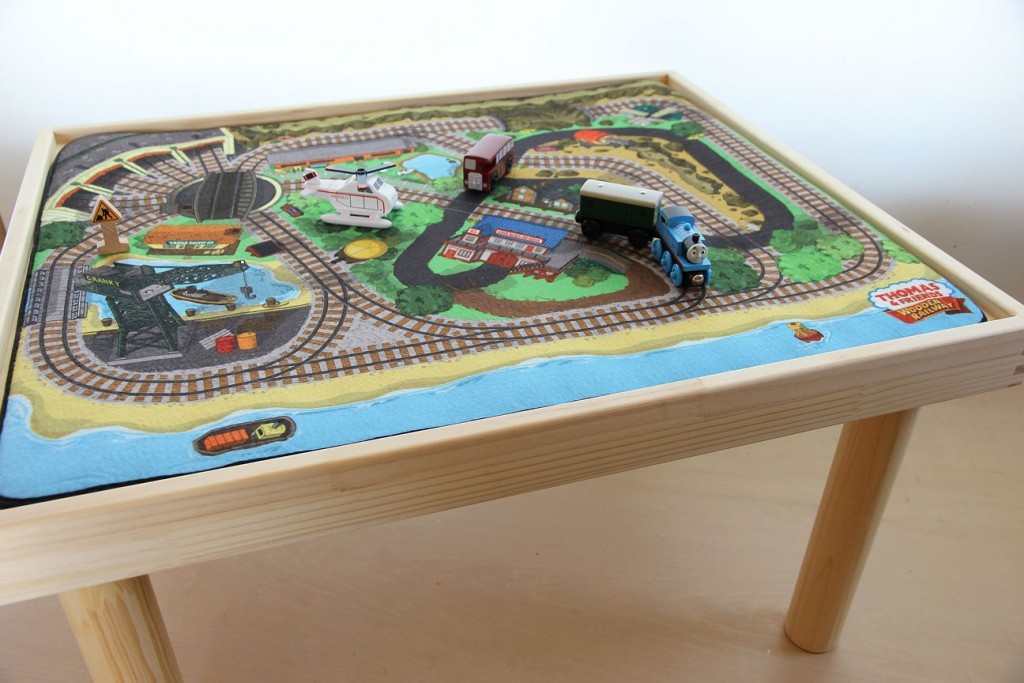 トーマスのプレイマットに合せたサイズのプレイテーブルも販売しています